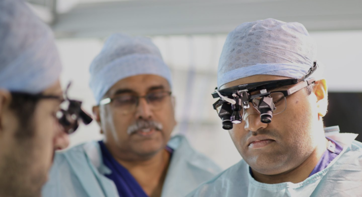 How Facial Plastic Surgeons In The UK Perform Facelift Procedures